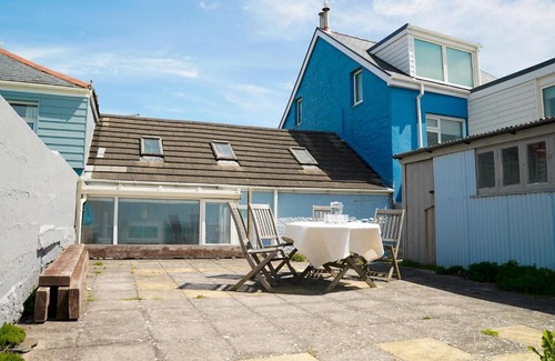 Borth House | Pass the Keys 3-bedroom beach house with off street parking