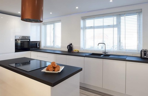 South Hayling House | Pass the Keys | Amazing Views High End Beachfront 3Bed Sleeps 7