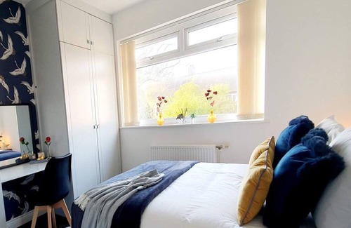 Broadheath House | Pass the Keys | Beautifully refurbished house close to Airport