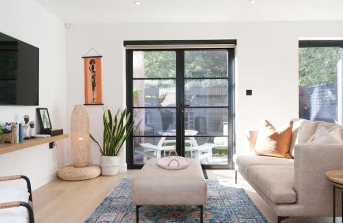 Wapping House | Pass the Keys - Beautiful designer Maisonette with Garden and BBQ