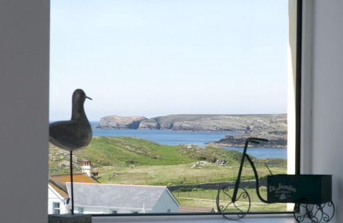 Trearddur Bay Apartment | Pass the Keys Beautiful 3 bedroom apartment with Pool Access