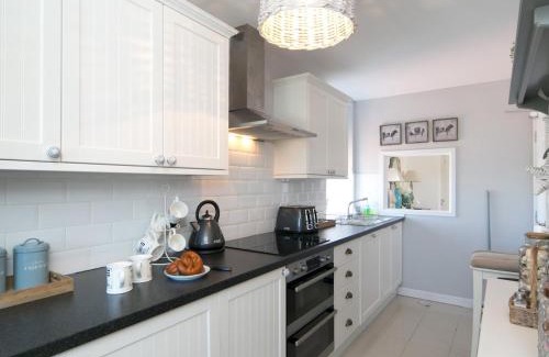 Trearddur Bay Apartment | Pass the Keys Beautiful 3 bedroom apartment with Pool Access