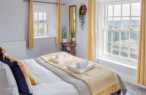 Over Haddon House | Pass the Keys | Charming Picturesque Retreat for 6 & Furry Friend