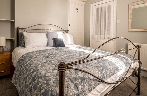 Exeter House | Pass the Keys | Charming character lodge in cemetery grounds