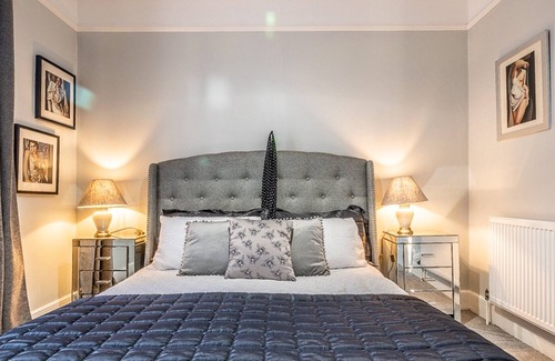Exeter House | Pass the Keys | Charming character lodge in cemetery grounds
