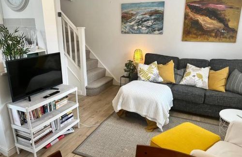 Borehamwood House | Pass the Keys Cosy One Bedroom House with Parking