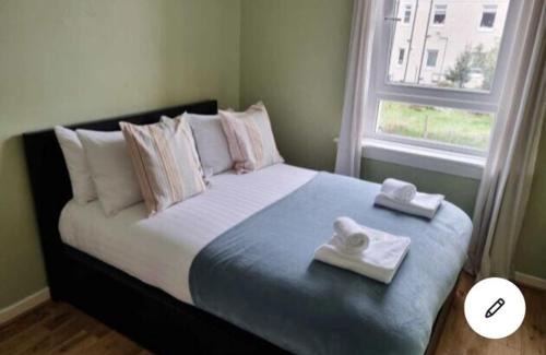 Paisley Apartment | Pass the Keys Cozy two bed flat near Glasgow Airport & Paisley