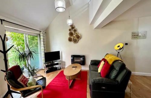 Bath House | Pass the Keys Delightful Cottage Sydney Gardens private parking