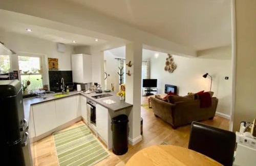 Bath House | Pass the Keys Delightful Cottage Sydney Gardens private parking
