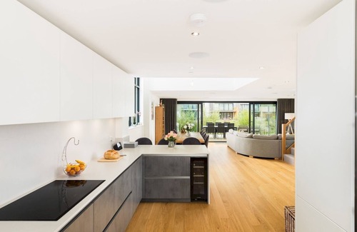Cirencester House | Pass the Keys | Minety Lake lodge | hot tub | games room