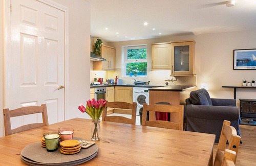 Holywood Apartment | Pass the Keys | Holywood 2BR Apt by the Sea 10 Mins to Belfast