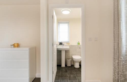 Bramcote Apartment | Pass the Keys Luxurious 2-Bed Nottingham Retreat with Parking