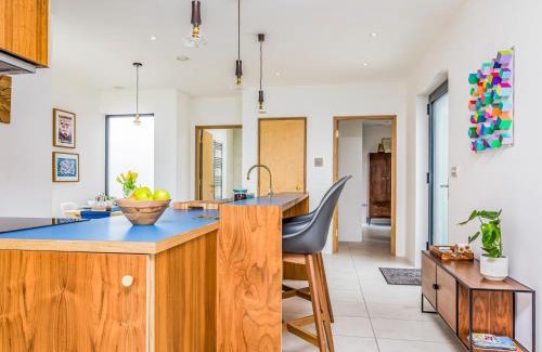 Chichester Apartment | Pass the Keys Modern 2 Bedroom City Apartment With Parking