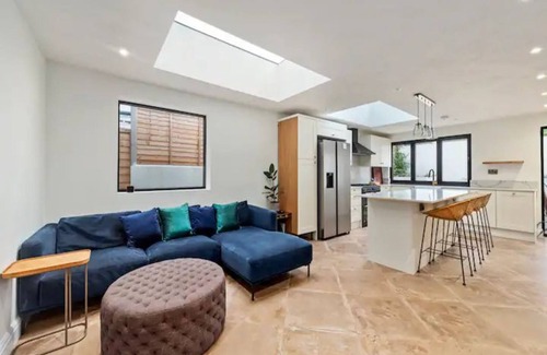 Knight's Hill House | Pass the Keys | Modern and luxury London house