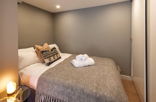Askew Apartment | Pass the Keys | Serene Hideaway in West London