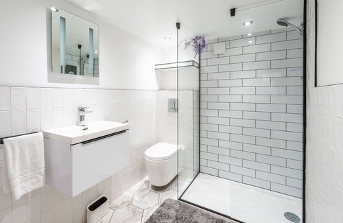 Askew Apartment | Pass the Keys | Serene Hideaway in West London