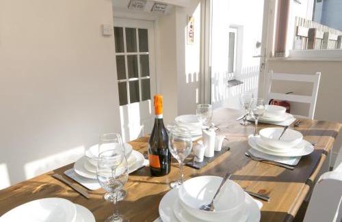 Menai Bridge House | Pass the Keys Spacious Cottage in central Benllech with parking