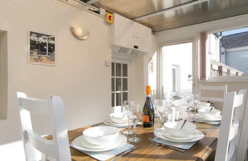 Menai Bridge House | Pass the Keys Spacious Cottage in central Benllech with parking