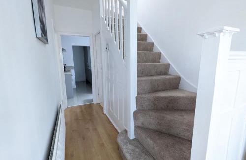 Seisdon House | Pass the Keys Spacious Comfortable 3 Bedroom House