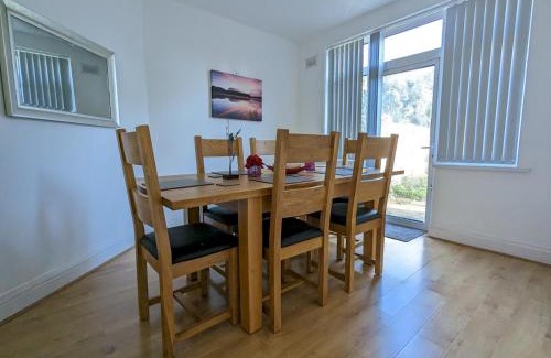 Seisdon House | Pass the Keys Spacious Comfortable 3 Bedroom House