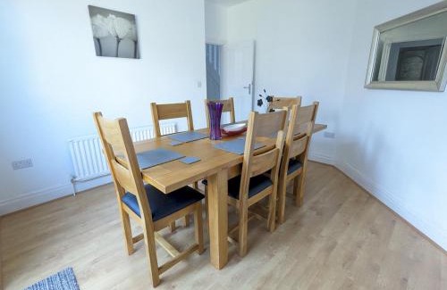 Seisdon House | Pass the Keys Spacious Comfortable 3 Bedroom House