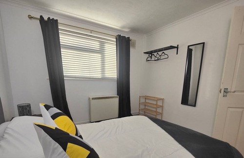 Oldbury Apartment | Pass the Keys | Spacious 2 Bedroom Apartment with Free Parking