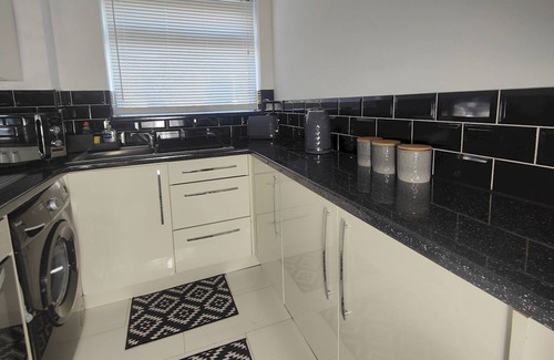 Oldbury Apartment | Pass the Keys | Spacious 2 Bedroom Apartment with Free Parking