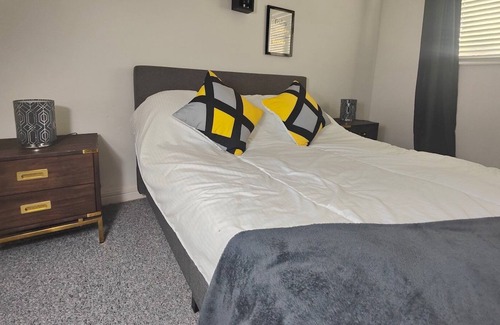 Oldbury Apartment | Pass the Keys | Spacious 2 Bedroom Apartment with Free Parking