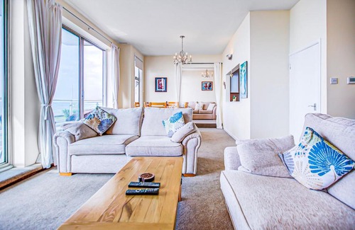 Westcliff-on-Sea Apartment | Pass the Keys Stunning Sea Front Views