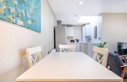 Ormeau Apartment | Pass the Keys | Stunning 2BR Apt in Fab Location with Top Amenities