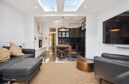 South Fremantle House | Paton House, Beach 250m | Heritage Luxe w/Fireplace and 86" TV
