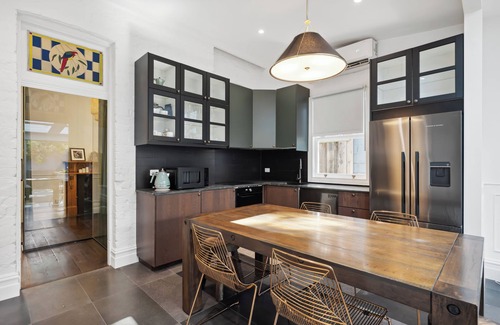 South Fremantle House | Paton House, Beach 250m | Heritage Luxe w/Fireplace and 86" TV