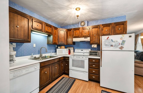 Meredith House | Patrician Shores Winnipesaukee Water Access Home Sleep 10
