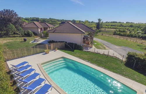 Saint-Medard-d'Excideuil House | Pavilion in France with Heated Pool & Views
