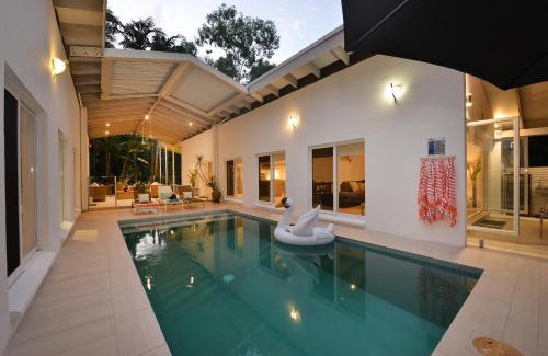 Port Douglas House | Pavilions in the Palms Heated Pool Short Path To Beach Five Bedrooms Sleeps 14