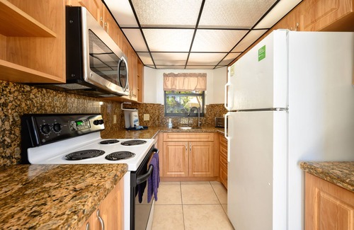 Marathon Villa | PB, Beach, Pool, Tennis, Hot Tub, family friendly, arrive any day