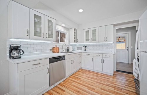 Madison South House | PDX Stay w/BBQ, Firepit & Pool Table