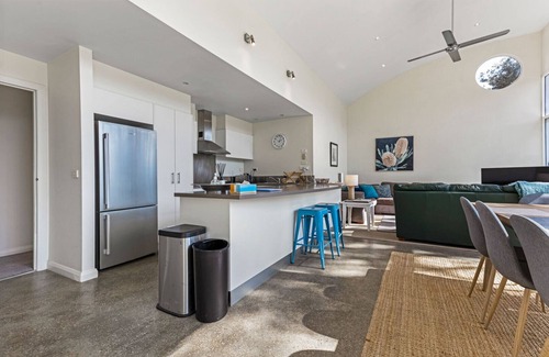 Banksia Peninsula House | Peace and quiet with private jetty in natural surrounds