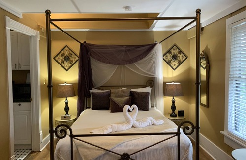 Downtown Historic District Bed & Breakfast | Peace & Plenty Inn Bed & Breakfast