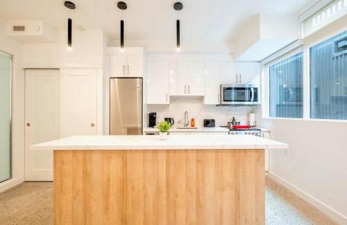 Downtown Toronto Hotel | Peaceful 2BR Basement Suite Near Downtown Toronto - The Roland