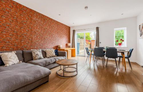 Higham Hill House | Peaceful 4BR Home with Garden& Parking in Walthamstow