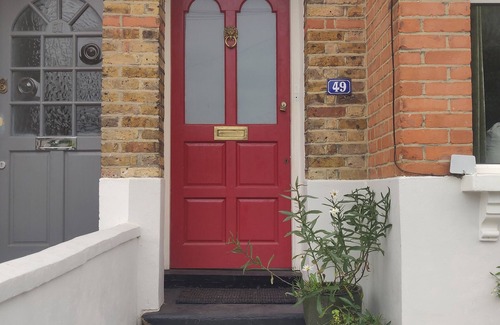 Coppetts House | Peaceful and cosy double bed room with skylight in modernised Edwardian house.