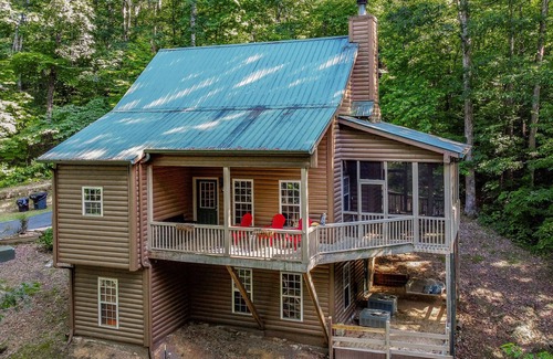 Ellijay Cabin | Peaceful Cabin 5 Min to Wineries, Orchards & Shopping 🏔 Fire Pit🔥 Hot Tub ❤️