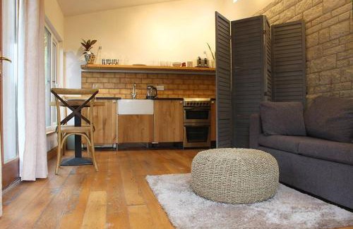 Glastonbury Apartment | Peaceful & Central Self Contained 1 Bedroom House