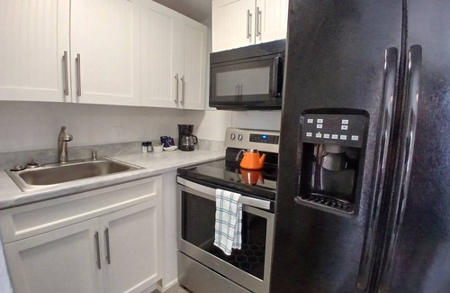Bonita Shores Cottage | Peaceful Cottage On Imperial River W Dock W&D Kitchen King Bed Can Sleep 4