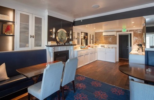Kennebunkport Hotel | Peaceful Couple Stay in Downtown Kennebunkport | Short Drive to Kennebunk Beach
