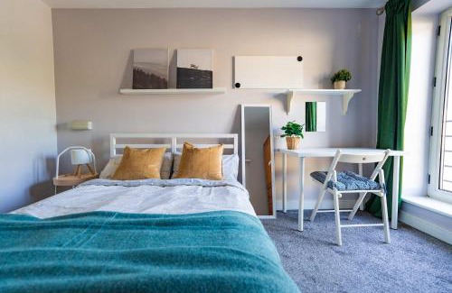 Grand Canal Dock House | Peaceful Ensuite Room in Dublin
