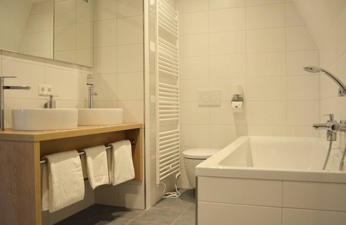 Nieuw-Haamstede Hotel | Peaceful Forestside Room Near Slot Moermond Castle and Breakfast Included