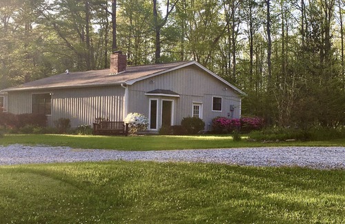 Rolling Wood House | Peaceful getaway only 5 minutes drive from Oxford Square and U of M