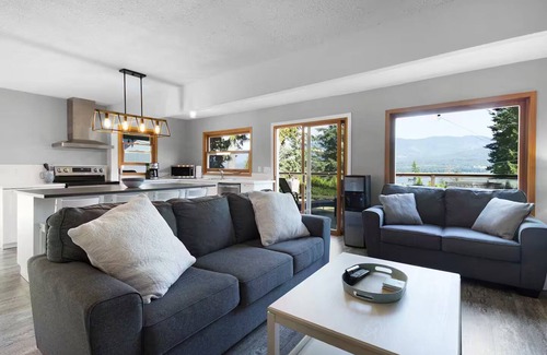 Blind Bay Cottage | Peaceful Lakeview Cottage & five minutes to lake